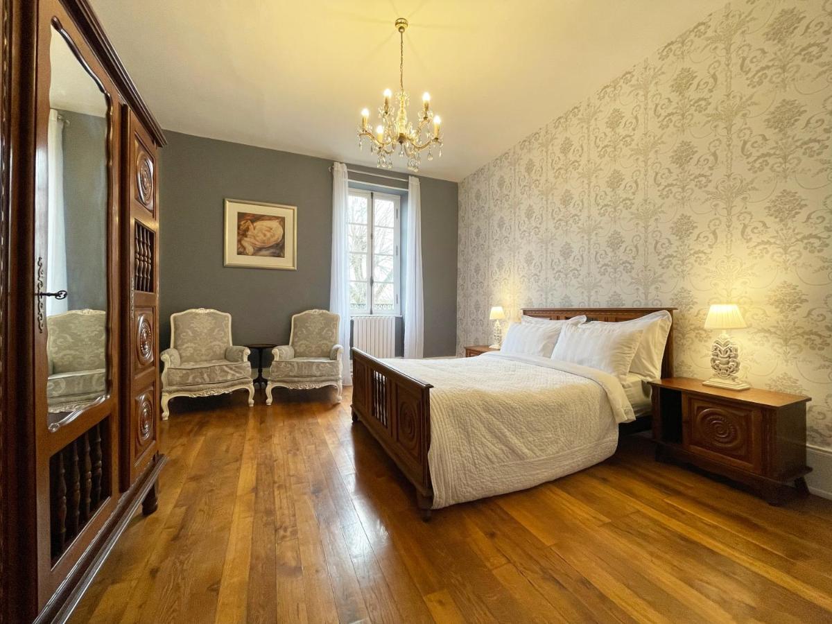 Chateau De Bruges Lapeyrouse Bagian luar foto
