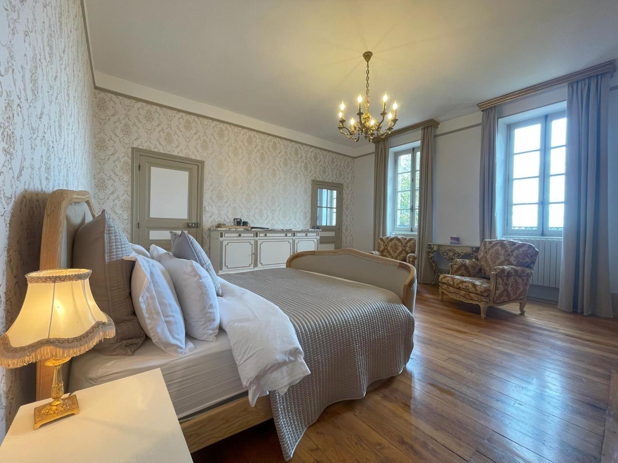 Chateau De Bruges Lapeyrouse Bagian luar foto