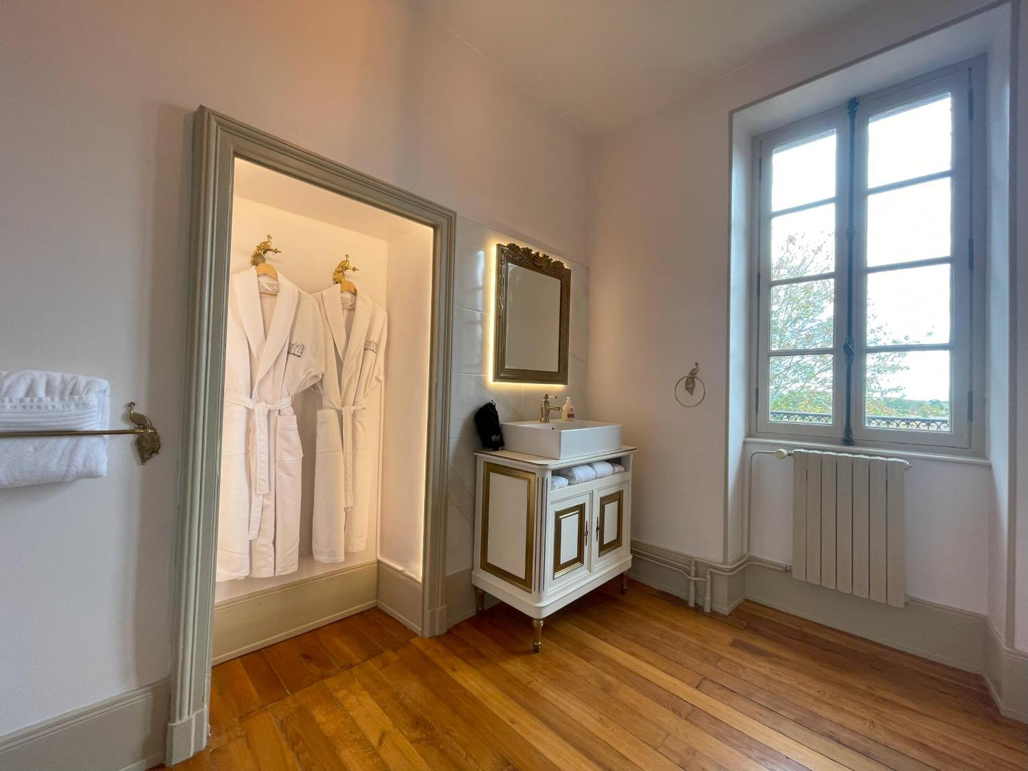 Chateau De Bruges Lapeyrouse Bagian luar foto