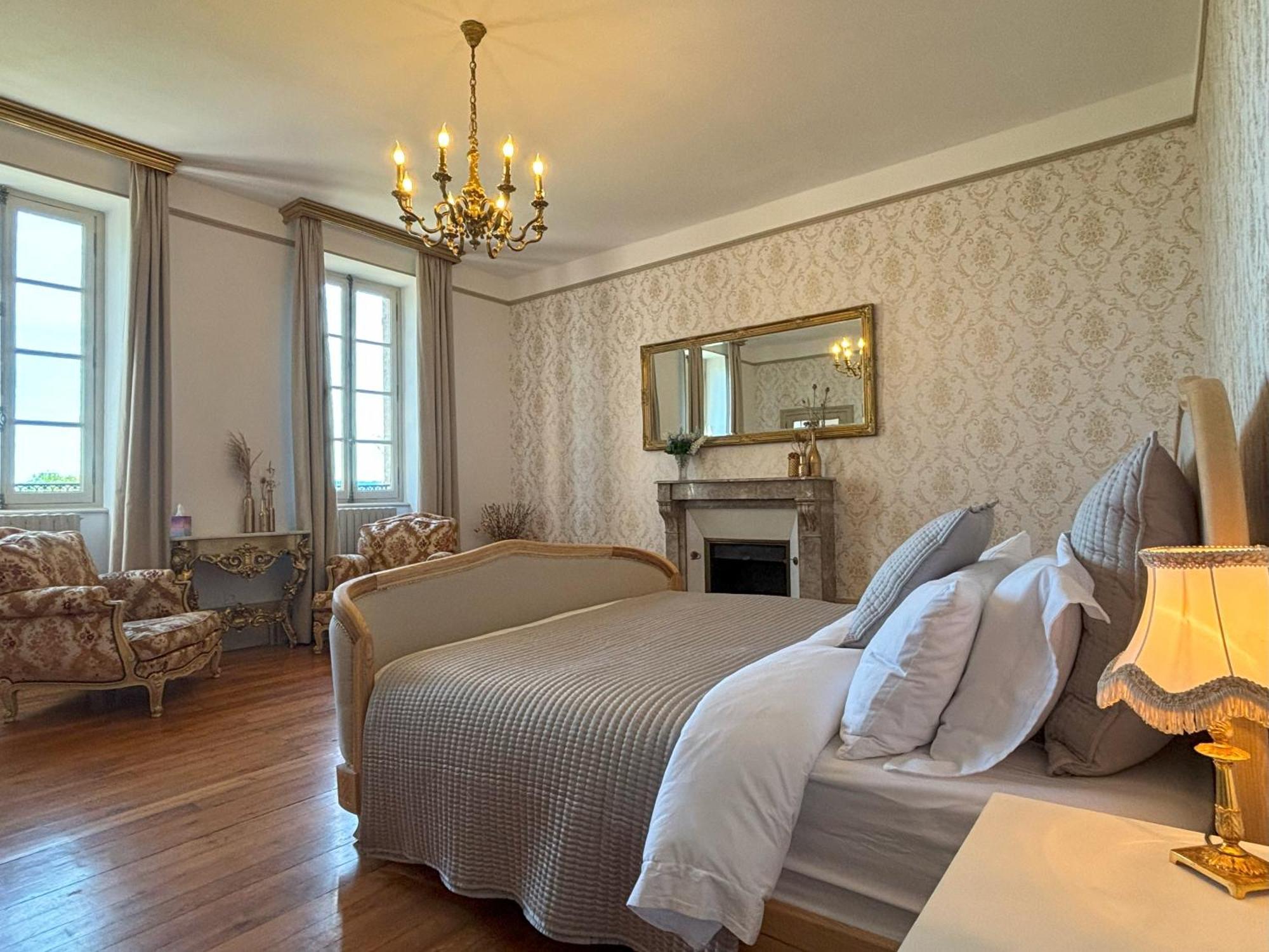 Chateau De Bruges Lapeyrouse Bagian luar foto