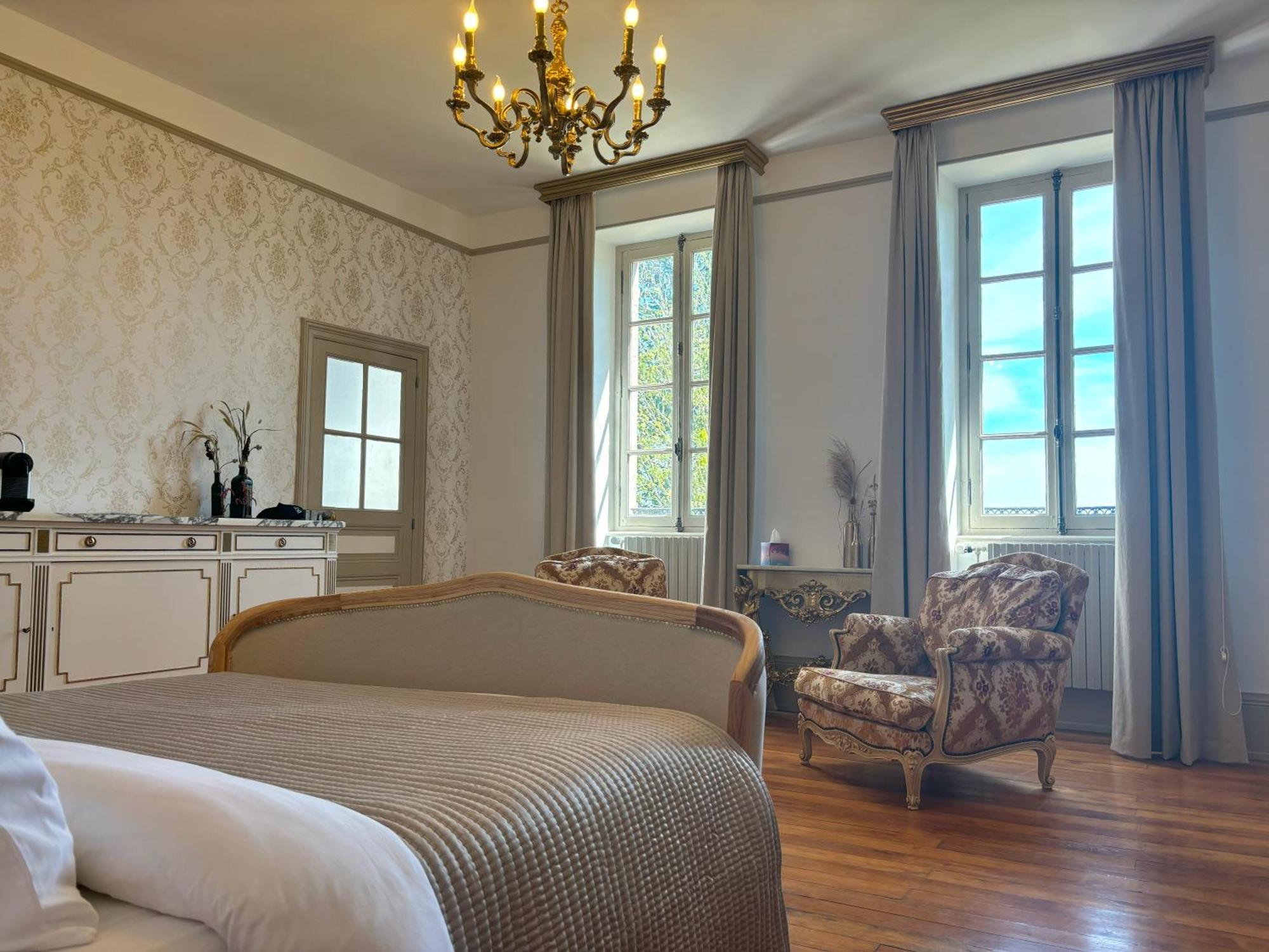 Chateau De Bruges Lapeyrouse Bagian luar foto