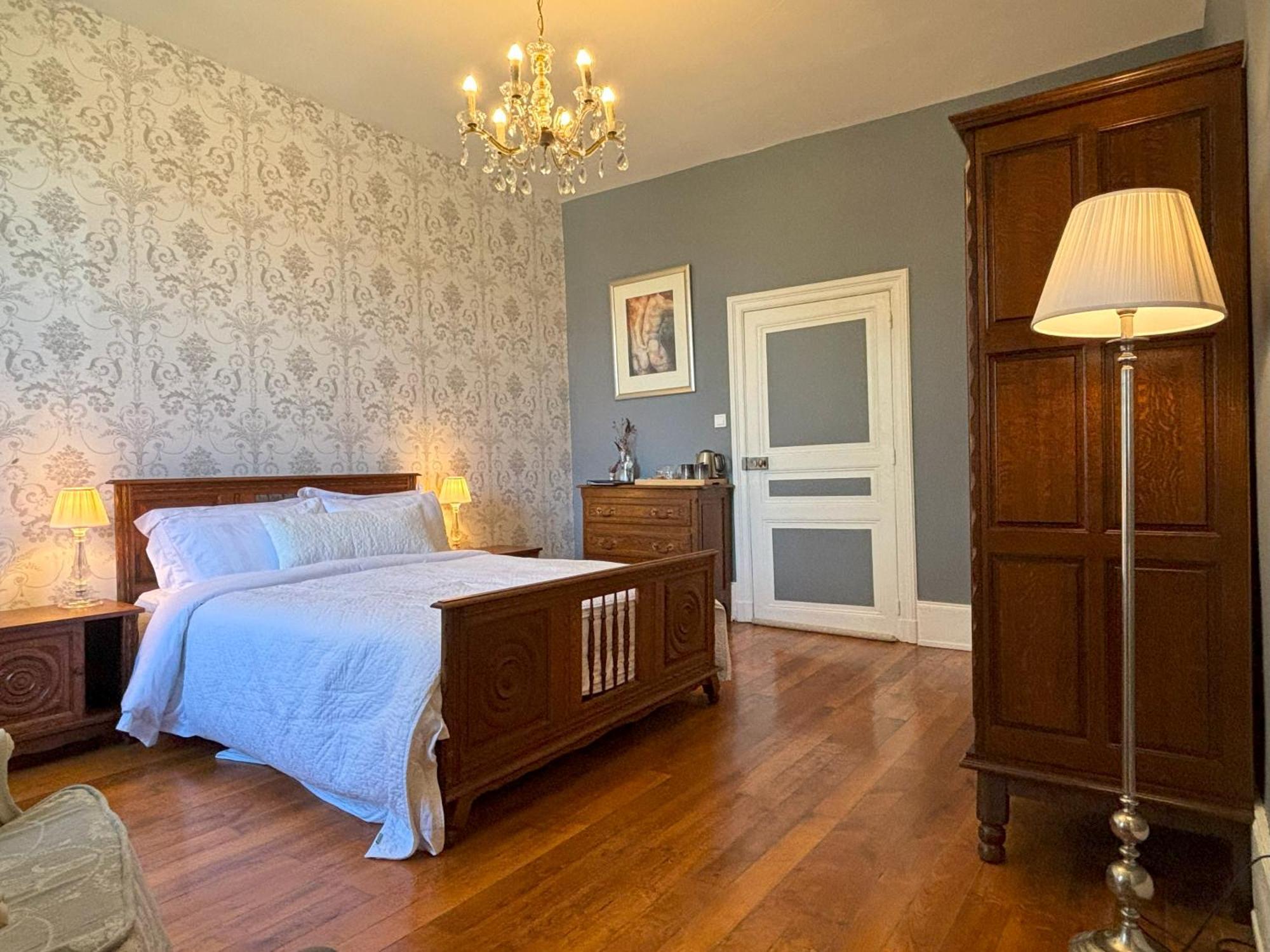 Chateau De Bruges Lapeyrouse Bagian luar foto