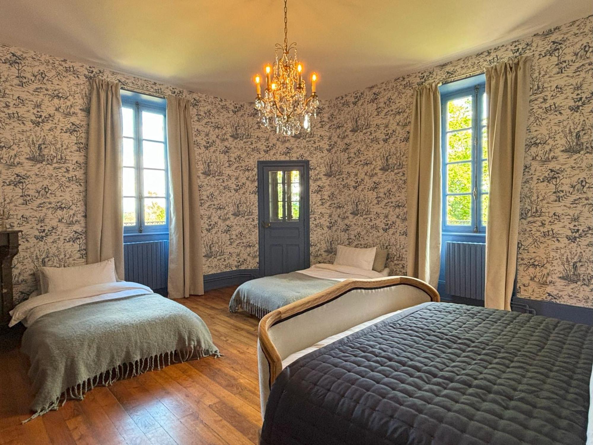 Chateau De Bruges Lapeyrouse Bagian luar foto